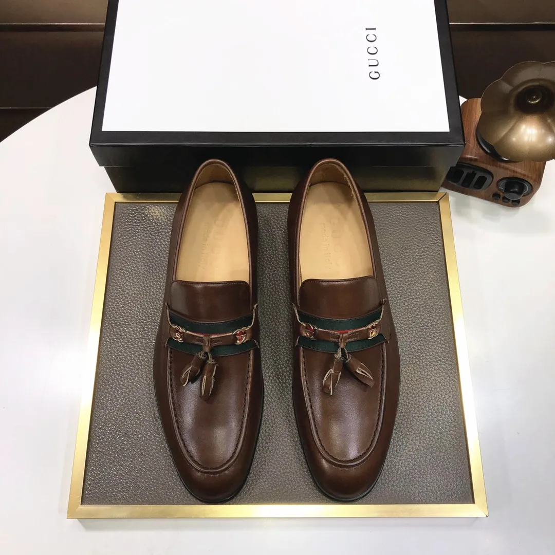 Factory batch 500💰Italy’s top luxury men’s shoe giant (GUCCI) (Gucci) (full cowhide lining) new arrival🍃Original European style🔰 Pleasant to the eye😍In order to make the shoes more durable and non-deformable🌀The production continues to follow traditional methods but there is still no lack of innovation💪The original sheepskin is selected for the leather♻️Smooth, natural and extra bright⭐Made of imported cowhide The rich man’s first choice 38-45 (45 customized)